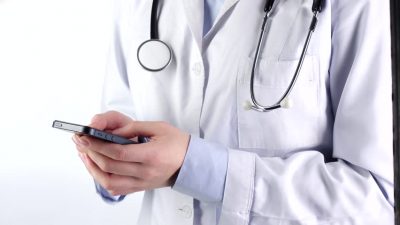 लकडाउन प्रभाव : फोनबाटै परामर्श दिँदै चिकित्सक