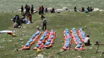 कर्णाली दिगो विकास प्रतिष्ठानद्वारा लकडाउन प्रभावितलाई राहत वितरण