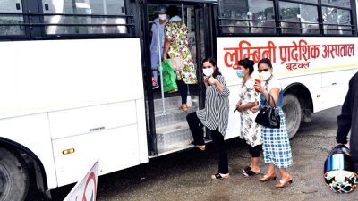 लुम्बिनी प्रादेशिक अस्पतालद्वारा स्टाफहरुका लागि दुई वटा बस सञ्चालन