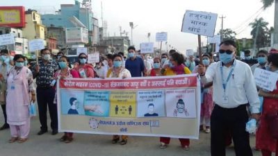 नेपालगन्ज उद्योग वाणिज्य संघले मास्क वितरण गर्दै