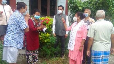 कोभिड-१९ सद्भाव अभियान : संक्रमणमुक्त भएकाहरुका घरघरमा पुष्प गुच्छा