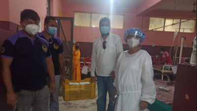 विरामी बचाउने डाक्टरको हातले कुरूवा र विरामीलाई भोजन