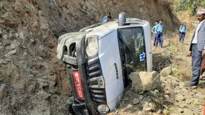 डा. खेम कार्की चढेको गाडी मेलम्चीमा दुर्घटना