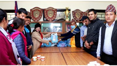 ब्युटिसियन गौतमद्धारा सिन्धुपुरानागाउँ माध्यमिक विद्यालयलाई स्वास्थ्य सामग्री हस्तान्तरण
