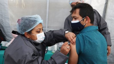 अग्रपंक्तिमा खटिएका पत्रकारहरु ‘कोभिसिल्ड’ खोप लगाउँदै [फोटो फिचर]