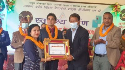 कोभिड-१९को समयमा योगदान दिने २ चिकित्सकलाई ‘राष्ट्रिय स्वास्थ्य’ सम्मान