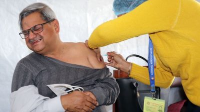 शीर्ष नेतासहित सांसदहरु कोरोना विरुद्धको खोप लगाउँदै [फोटो फिचर]