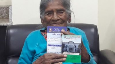 १०४ वर्षे वृद्धाले लगाइन् कोरोना विरुद्धको खोप