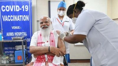 भारतीय प्रधानमन्त्री मोदीले लगाए कोरोना खोप