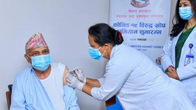 प्रधानमन्त्री ओलीले लगाए कोरोना विरुद्धको खोप