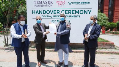 सिंगापुरबाट आएको २५ करोड बराबरको स्वास्थ्य सामाग्री सरकारलाई हस्तान्तरण