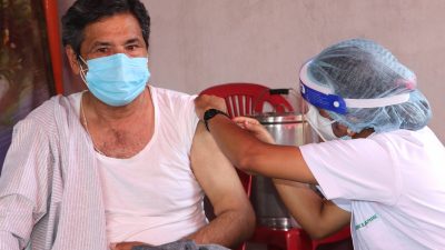 ज्येष्ठ नागरिकले लगाए चिनियाँ खोप [फोटो फिचर]