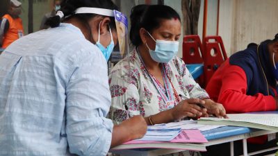 २२ असारबाट भेरोसेलको दोस्रो खोप दिइँदै