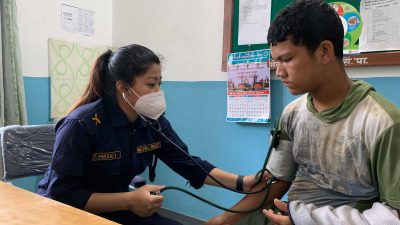 संकटग्रस्त हेलम्बु र मेलम्चीवासीको उपचारमा प्रहरी अस्पतालका चिकित्सक