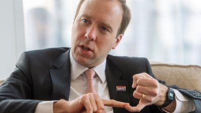 चुम्बन गरेर कोभिड—१९ सुरक्षा मापदण्ड तोडेपछि बेलायतका स्वास्थ्यमन्त्रीले दिए राजीनामा