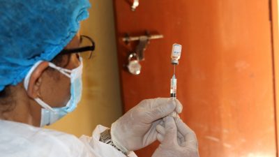 कोभिशिल्डको दोस्रो मात्रा नपाएका नागरिकलाई २५ साउनबाट एस्ट्राजेनका खोप दिने&hellip;