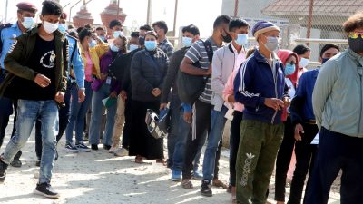 तिहारका लागि घर जाने यात्रुलाई सडकमै खोप [फोटो फिचर]