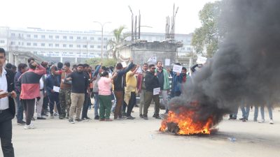 नोबेलमा टायर बालेर विद्यार्थीको प्रदर्शन