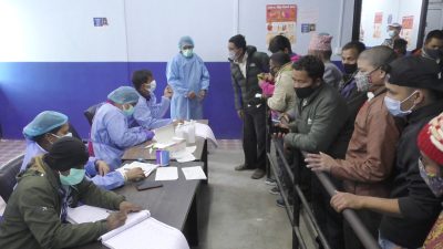 भारतबाट नेपालगन्ज नाका हुँदै नेपाल फर्कनेहरुमा कोभिड-१९ संक्रमण देखिने क्रम…