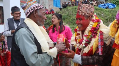 हर्लिक्स दिएर पदभार ग्रहण गर्दै वडाअध्यक्ष