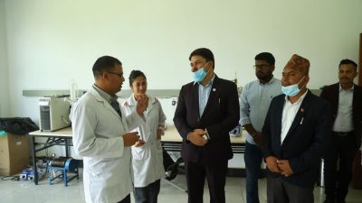 मापदण्डभित्र रहेर प्रयोगशाला संचालन गर्न स्वास्थ्य राज्यमन्त्री केसीको आग्रह