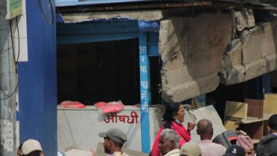 वीर अस्पताल अगाडिका अनधिकृत संरचनामा रहेका फार्मेसीमा महानगरले हटायो