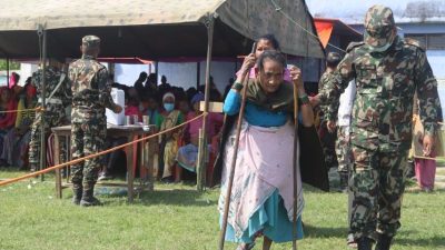 बाढी र डुबान प्रभावित राजापुरमा नेपाली सेनाको स्वास्थ्य शिविर