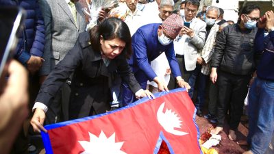 पूर्व स्वास्थ्यमन्त्री डा. श्रेष्ठको पार्थिव शरीरमा स्वास्थ्य र परराष्ट्रमन्त्रीले ओढाए&hellip;