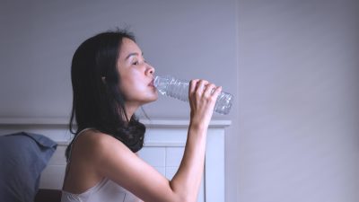 सुत्नुअघि पानी पिउनु कतिको उचित ? कुन–कुन अवस्थामा पिउनु हुँदैन…