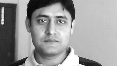 बरहथवा हस्पिटलका संचालकसमेत रहेका सर्जन डा. रणधीर झाको उपचारका क्रममा…