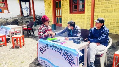 दोलखाको दुर्गम गाउँ वेदिङमा स्वास्थ्य शिविर